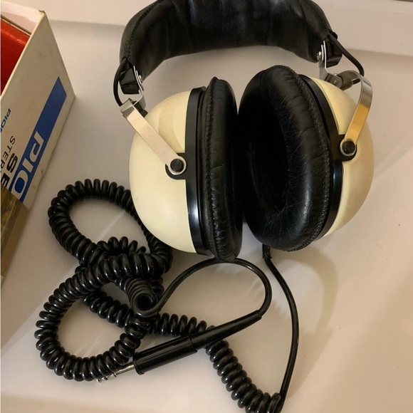 PIONEER SE-30A Black and Cream Over-Ear Headphones Japan - Picture 1 of 10